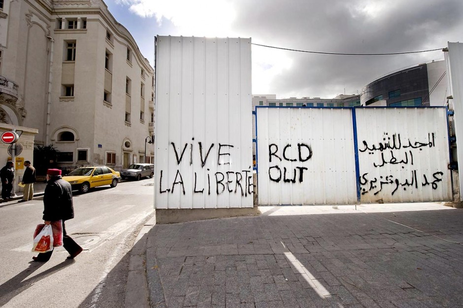 Sur les murs de la ville les slogans et les pancartes des manifestants de la RÃ©volution du Peuple s