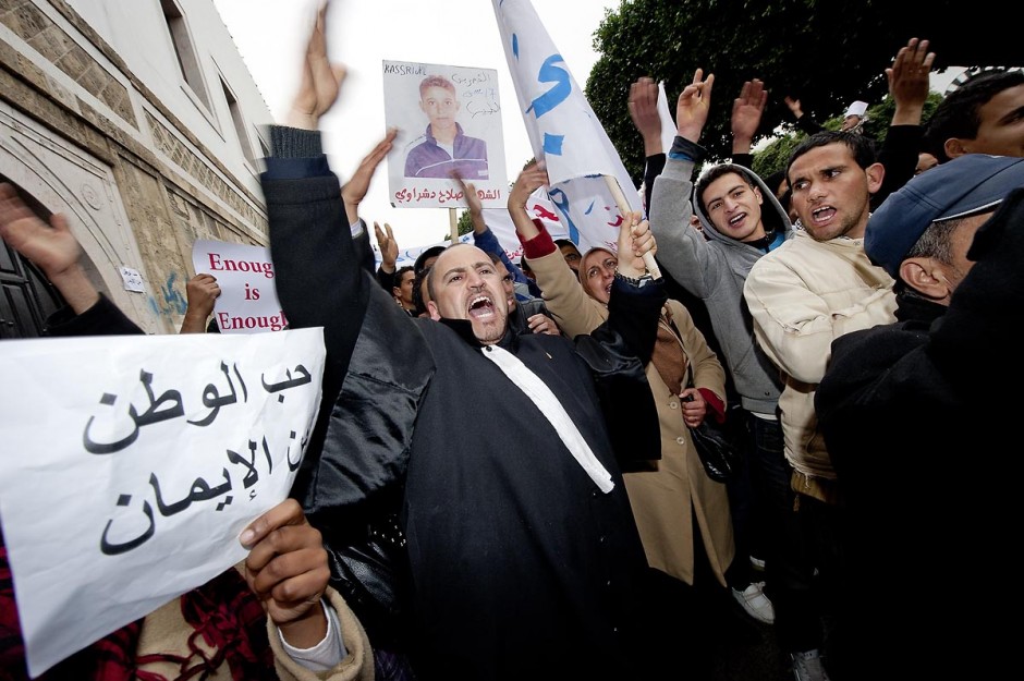 25 janvier : 3Ã¨me jour de manifestation de la Caravane de la LibÃ©ration devant le Premier MinistÃ¨re. les avocats de Kasserine (sud ouets de la Tunisie) lancent une manifestation au Tribunal de Justice puis cassent le barrage de l