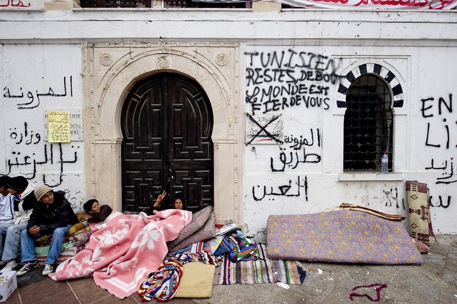 25 janvier : 3Ã¨me jour de manifestation de la Caravane de la LibÃ©ration devant le Premier MinistÃ¨re. Les habitants du sud ouest tunisiens maintiennent jour et nuit leur sitin et certains entament mÃªme des grÃ¨ves de la fin. Les tentes prennet place devant les portes du gouvernement et les revendications s