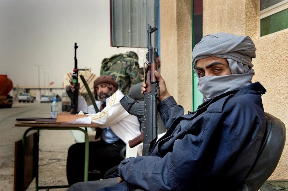 28 avril 2011 : Rebelles libyens contrÃ´lant le passage des rÃ©fugiÃ©s au poste frontalier Ã  la frontiÃ¨re tuniso-libyenne de Dehibat - Baouaba avec les rebelles anti Khadafi. Depuis le commencement de la rÃ©bellion libyennne, le 17 fÃ©vrier, la prise du poste frontalier de Baouaba par les rebelles libyens, le 21 avril, est une premiÃ¨re grande victoire pour les combattants du sud ouest, Djebel Neffousa, permettant ainsi l
