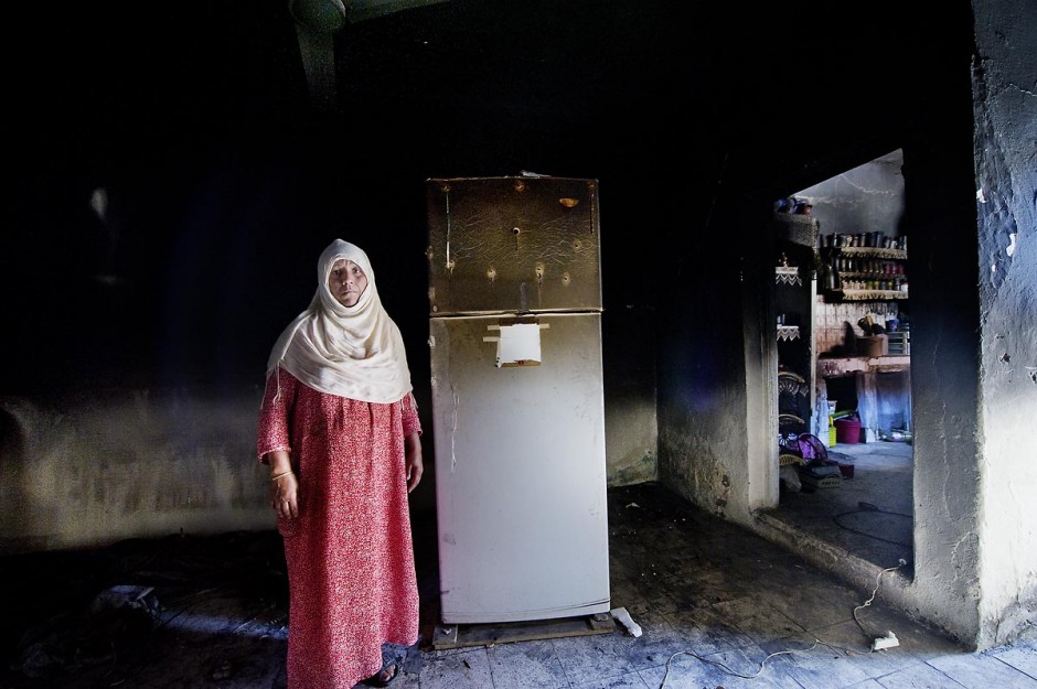 femme de la tribu des Jeridiens dans sa maison incendiÃ©e dans le quartier des tripolitains lors des affrontements du 3 au 5 juin 2011 dans la ville de Metlaoui