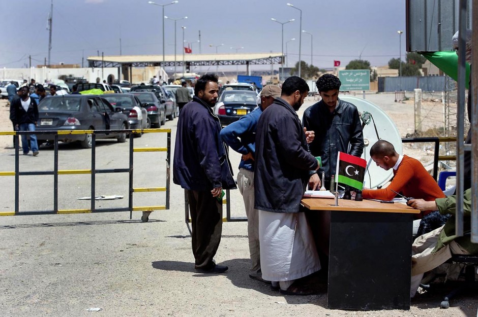 ArrivÃ©e des rÃ©fugiÃ©s libyens en voiture Ã  la frontiÃ¨re libyenne de Baouaba tenue par les rebelles libyens