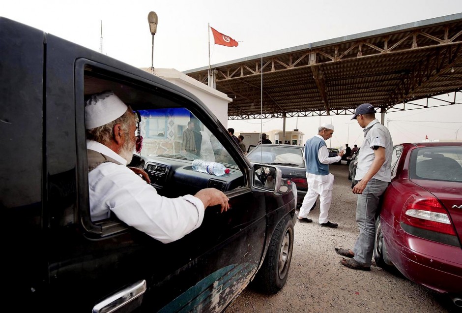 ArrivÃ©e des rÃ©fugiÃ©s libyens en voiture Ã  la frontiÃ¨re libyenne de Baouaba tenue par les rebelles libyens