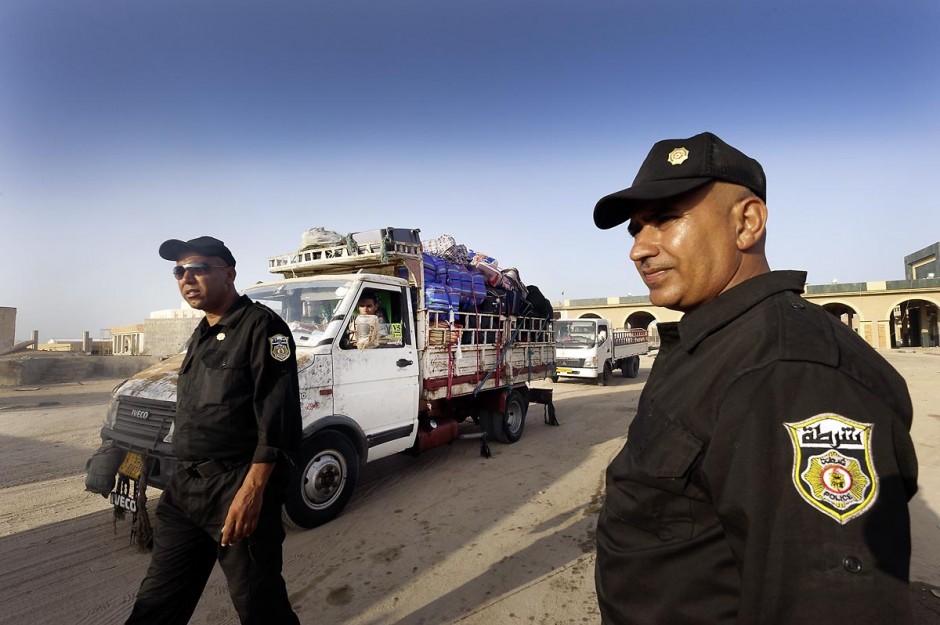 Patrouille de contrÃ´le de la police tunisienne au poste frontalier de Ras Jedir Ã  la frontiÃ¨re avec la Libye.