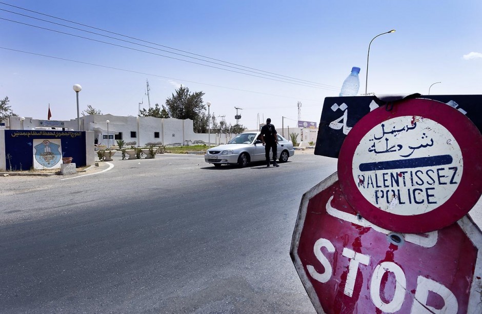 Poste de contrÃ´le sur la route de Medenine en direction de Djerba et de la frontiÃ¨re libyenne