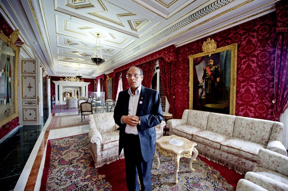 9 mars : Moncef Marzouki et la visite du Palais prÃ©sidentiel lors de la rencontre avec M. Moncef Marzouki, prÃ©sident de la RÃ©publique depuis le 13 dÃ©cembre 2011, au Palais PrÃ©isdentiel de Carthage. Ici dans le salon des tableaux des Beys de Tunisie.