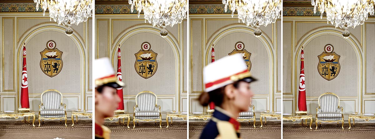 12 mars : le fauteuil du prÃ©sident dans le salon dorÃ© au Palais PrÃ©sidentiel de Carthage, le prÃ©sident de la RÃ©publique a prÃ©sidÃ© une cÃ©rÃ©monie de lever du drapeau tunisien. Au cours de cette cÃ©rÃ©monie, Moncef Marzouki a dÃ©corÃ© l