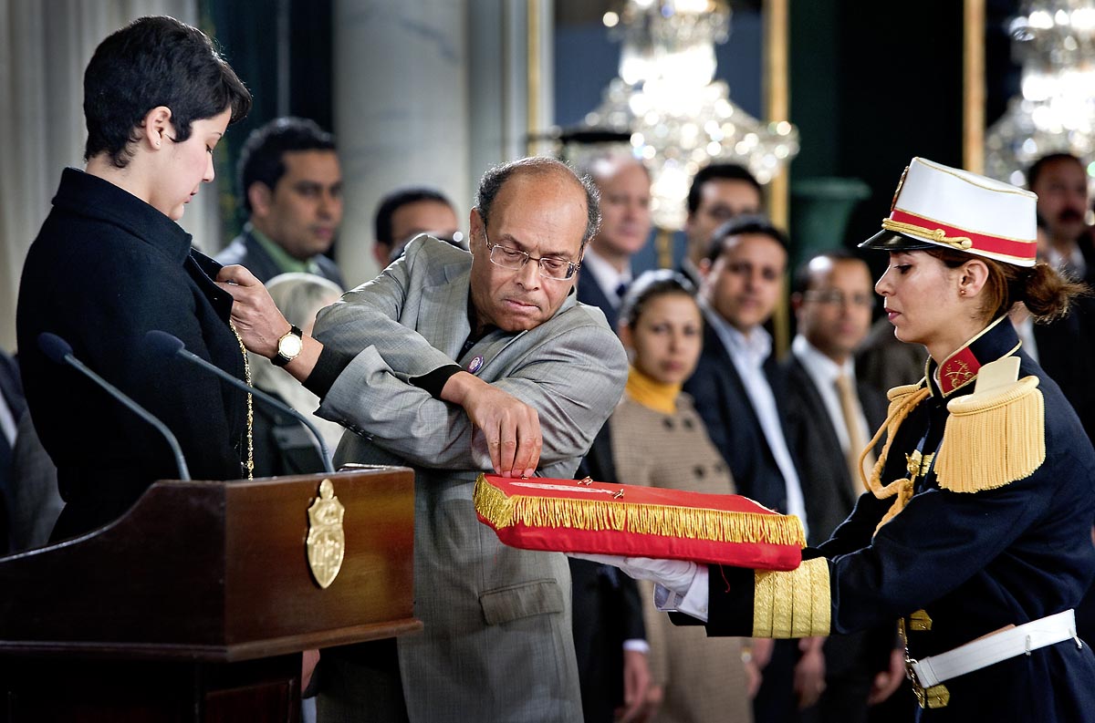 12 mars : Moncef Marzouki Ã©pingle son pins du drapeau tunisien Ã  la jeune Ã©tudiante Khaoula Rchidi au Palais PrÃ©sidentiel de Carthage, le prÃ©sident de la RÃ©publique a prÃ©sidÃ© une cÃ©rÃ©monie de lever du drapeau tunisien. Au cours de cette cÃ©rÃ©monie, Moncef Marzouki a dÃ©corÃ© l