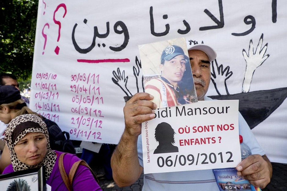 le 6 septembre 2013, une cinquantaine de familles de migrants tunisiens disparus se rassemblent avec des associations devant l