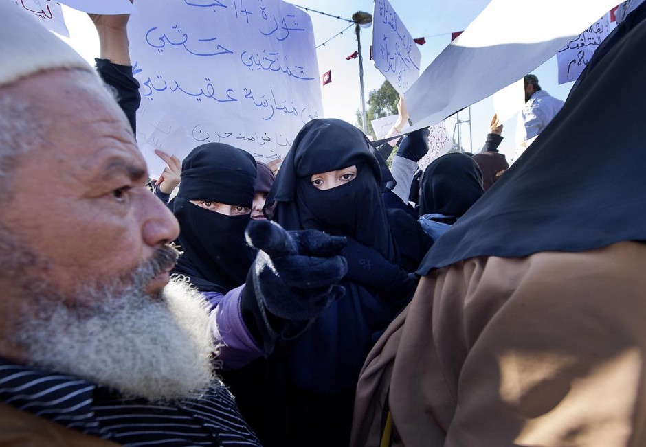 3 décembre 2011 : les femmes en niqab et Coran à la main sont venues protester pour un état islamique et le port du niqab au 3ème jour du sitin de Bardo 1. Un nouvel affrontement apparait d