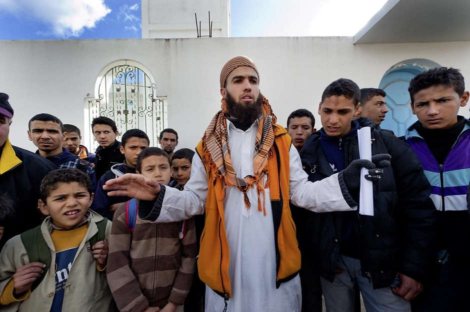 10 janvier 2012 : à Sejenane, recontre avec les salafistes et la population devant la grande mosquée avant la prière du midi.