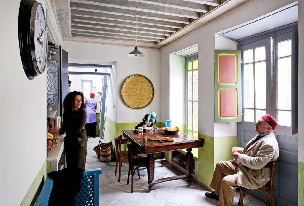 Salle à manger et cuisine dans la Maison de Marouane et Sondos Ben Milled dans la medina de Tunis