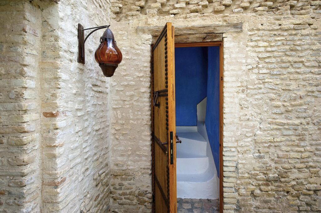 porte depuis patio jardin au Dar El Hadir de Antoine dans la medina de Tozeur