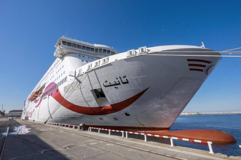 Juin 2014 : au coeur du navire tunisien Tanit, navire de transport de passagers de la CTN, Compagnie Tunisienne de Navigation, lors d'une double traversée entre Tunis et Marseille. Mis en service en 2012, le navire de 212 m de long et 30 m de large a une capacité de 3200 personnes et 1060 voitures. Il traverse la Méditerranée entre Tunis et Marseille en 24 h. Découverte des lieux, espaces communs, cabines, salle de commandement et de pilotage, salle des moteurs, ... Escale à Marseille puis retour avec les tunisiens de l'étranger sur Tunis. Chargement des véhicules.