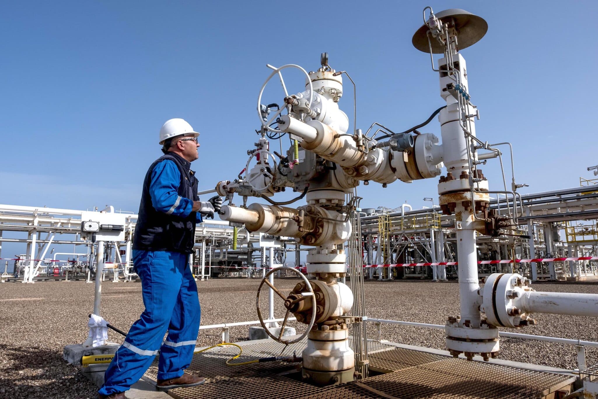 Site industriel gazier de Petrofac sur l'ïle de Kerkennah en Tunisie. Petrofac est présent en Tunisie depuis 2007. 
Le champ gazier de Chergui produit jusqu’à 30 millions de pieds cubes de gaz par jour, soit 12 % de la consommation totale de gaz en Tunisie, selon des chiffres communiqués par Petrofac.
Le britannique est l’opérateur du champ gazier ainsi que son actionnaire à 45 %, aux côtés de l’Enterprise tunisienne d’activitiés pétrolières (ETAP), la compagnie pétrolière nationale tunisienne.