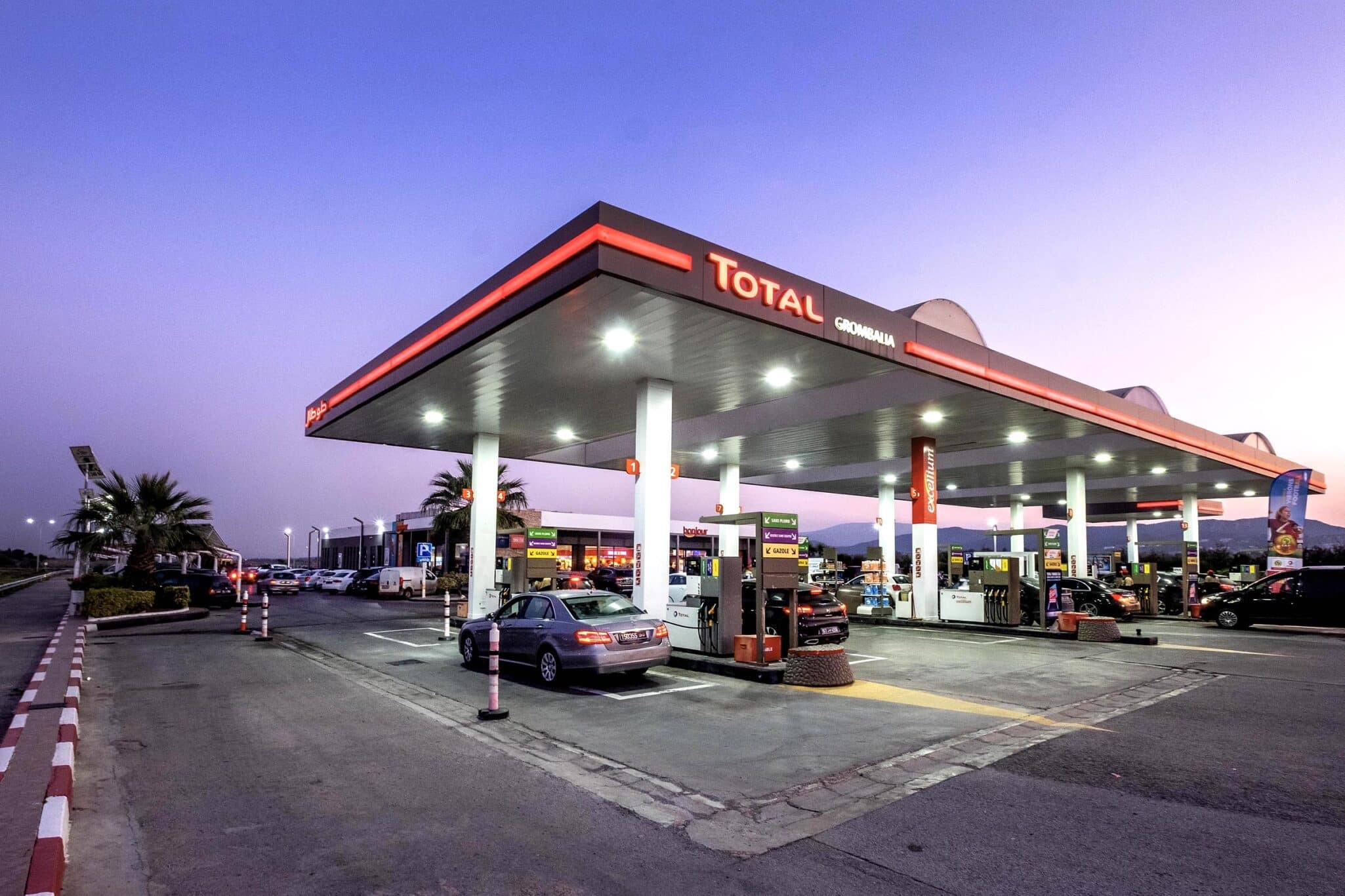 Station-service Total à Grombalia illuminée au crépuscule sur l'autoroute A1 en Tunisie