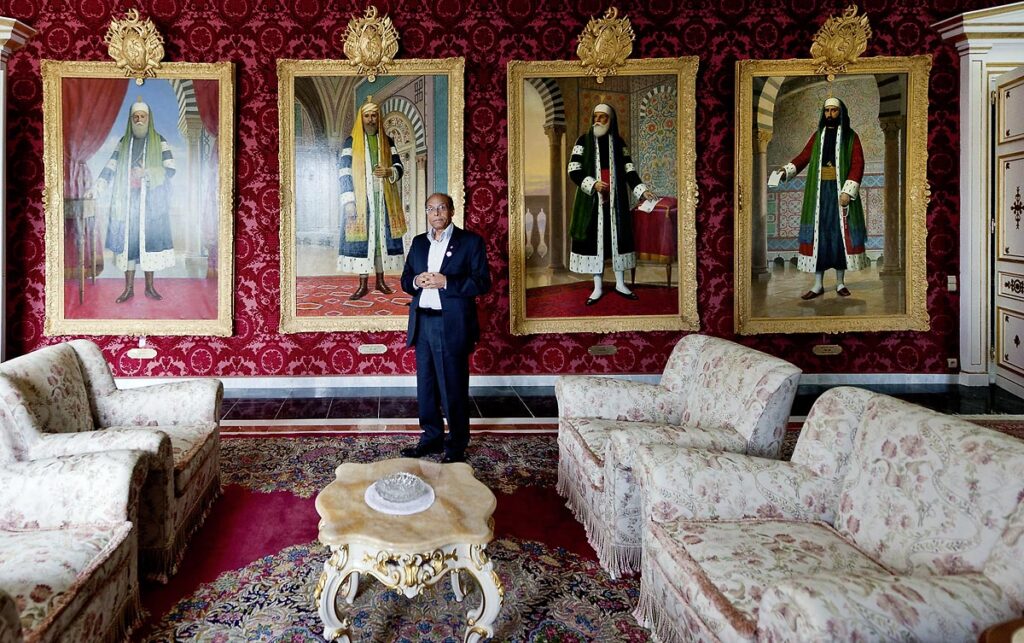 9 mars : Moncef Marzouki et la visite du Palais présidentiel lors de la rencontre avec M. Moncef Marzouki, président de la République depuis le 13 décembre 2011, au Palais Préisdentiel de Carthage. Ici dans le salon des tableaux des Beys de Tunisie.