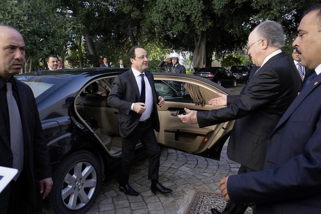 7 février 2014 : Arrivée de François Hollande à l'ANC accueilli par son président Mustapha Ben Jaafar. cérémonie de célébration de la nouvelel constitution tunisienne à l'Assemblée Nationale constituante en pésence des 3 présidents tunisiens, Moncef Marzouki, présidnet de la République, Mustapha Ben Jaafar, Président de l'Assemblée, et Mehdi Jomaa, Président du gouvernment, ainsi que du président françois François Hollande et des représentants de plusieurs pays, députés et leaders de partis politiques.
