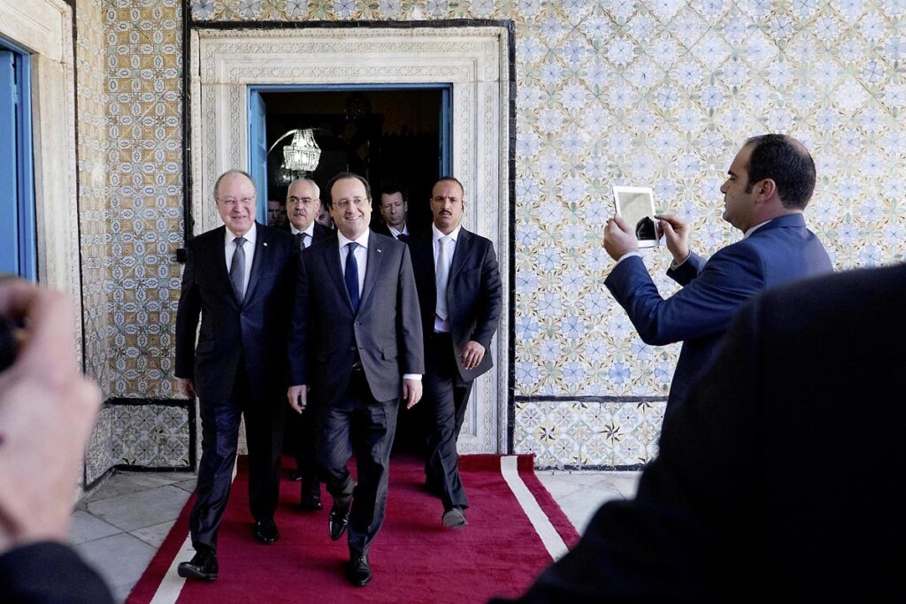 7 février 2014 : Arrivée de François Hollande à l'ANC accueilli par son président Mustapha Ben Jaafar. cérémonie de célébration de la nouvelel constitution tunisienne à l'Assemblée Nationale constituante en pésence des 3 présidents tunisiens, Moncef Marzouki, présidnet de la République, Mustapha Ben Jaafar, Président de l'Assemblée, et Mehdi Jomaa, Président du gouvernment, ainsi que du président françois François Hollande et des représentants de plusieurs pays, députés et leaders de partis politiques.