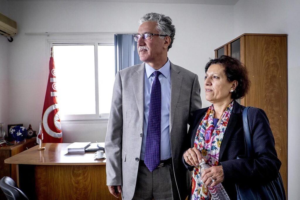 31 octobre 2014 : Hamma Hammai et sa femme Radhia Nasraoui. Portrait de Hamma Hammami dans son bureau du parti du Front populaire au lendemain des élections législatives. La bipolarisation de la vie politique tunisienne entre Nida Tounes et Ennahdha ne devrait pas cacher la 3ème place qu'occupent désormais le Front populaire et Hamma Hammami dans le paysage politique tunisien.