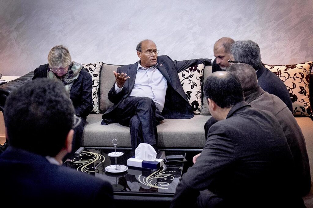 23 novembre 2014 : Moncef Marzouki, Président de la République en exercice, est venu avec sa femme à son QG de campagne pour s'informer des résultats et remercier les militants.à quelques heures après la fermeture des bureaux de vote les résultats et sondages tombent en faveur de Beji Caïd Essebsi qui devancerait de 10 points Moncef Marzouki. Ici en cercle restrient avec ses responsables de campagne.