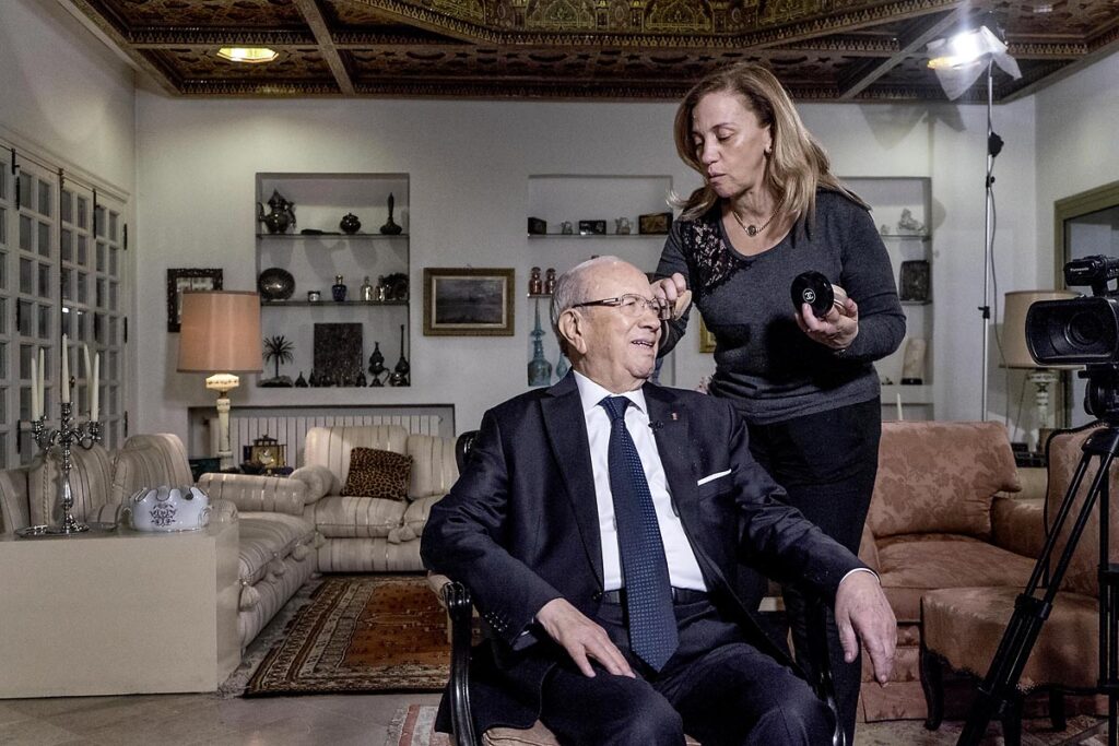 22 décembre 2014 : quelques heures après l'annonce des résultats préliminaires donnant une large victoire, avec 11 points d'avance, au candidat à la présidentielle Béji Caid Essebsi reçoit dans son salon la chaine de télévion nationale tunisienne pour sa première allocution au peuple tunisien.