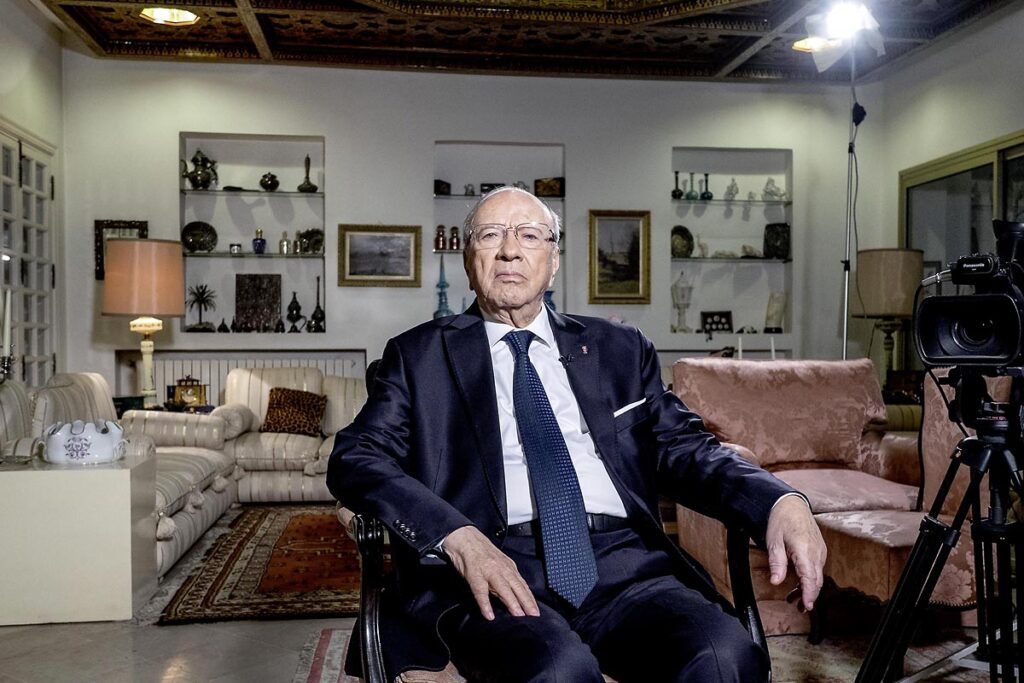 22 décembre 2014 : quelques heures après l'annonce des résultats préliminaires donnant une large victoire, avec 11 points d'avance, au candidat à la présidentielle Béji Caid Essebsi reçoit dans son salon la chaine de télévion nationale tunisienne pour sa première allocution au peuple tunisien.