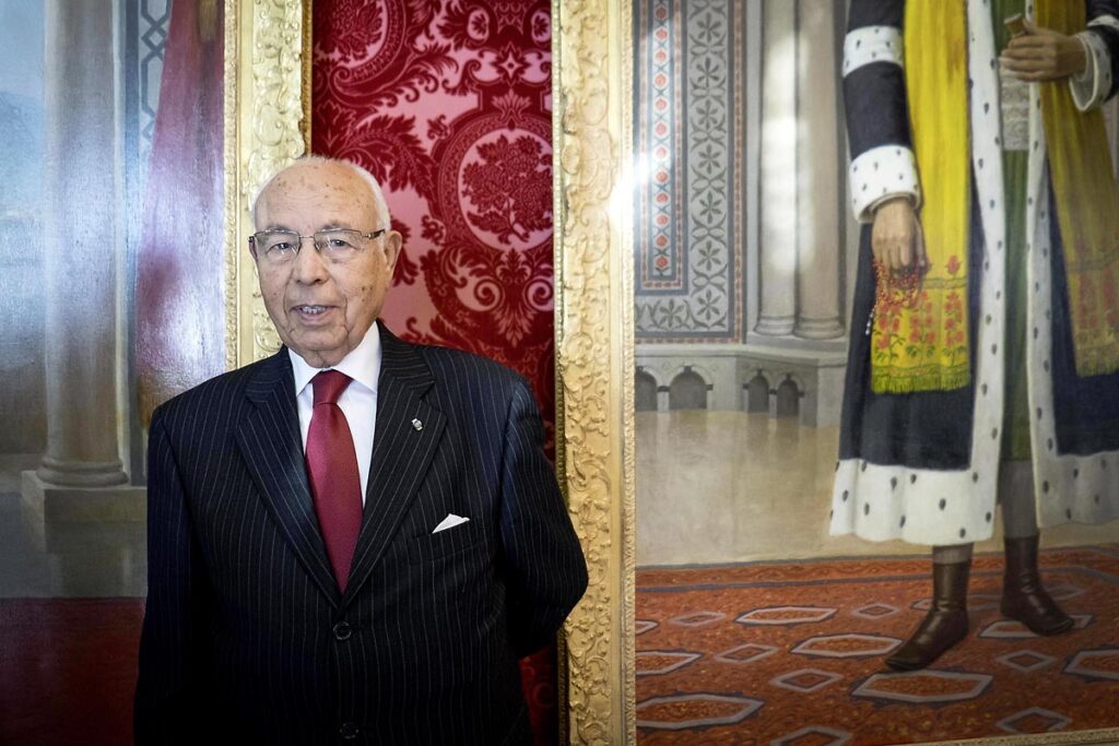 6 février 2015 : Lazhar Karoui Chebbi, 87 ans, membre du comité exécutif parti Nidaa Tounes, a été nommé ministre représentatif de Beji Caid Essebsi. Deux jours après le vote de confiance du nouveau gouvernement de Habib Essid à l'assemblée avec une large majorité pour de 166 sièges sur 217, cérémonie de pretsation de serment et photo du nouveau gouvernement au Palais de Carthage autour du Président de la République Béji Caïd Essebsi. Les 44 ministres et secrétaires d’Etat choisis par le Chef du gouvernement Habib Essid se sont présentés, chacun son tour, devant le président de la République pour prêter serment sur le Coran.