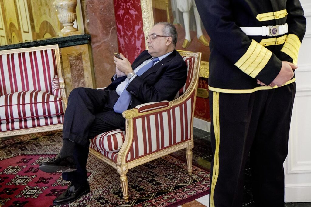 6 février 2015 : Le professeur Rafaâ Ben Achour, conseiller auprès du président de la République chargé des activités présidentielles. Deux jours après le vote de confiance du nouveau gouvernement de Habib Essid à l'assemblée avec une large majorité pour de 166 sièges sur 217, cérémonie de pretsation de serment et photo du nouveau gouvernement au Palais de Carthage autour du Président de la République Béji Caïd Essebsi. Les 44 ministres et secrétaires d’Etat choisis par le Chef du gouvernement Habib Essid se sont présentés, chacun son tour, devant le président de la République pour prêter serment sur le Coran.