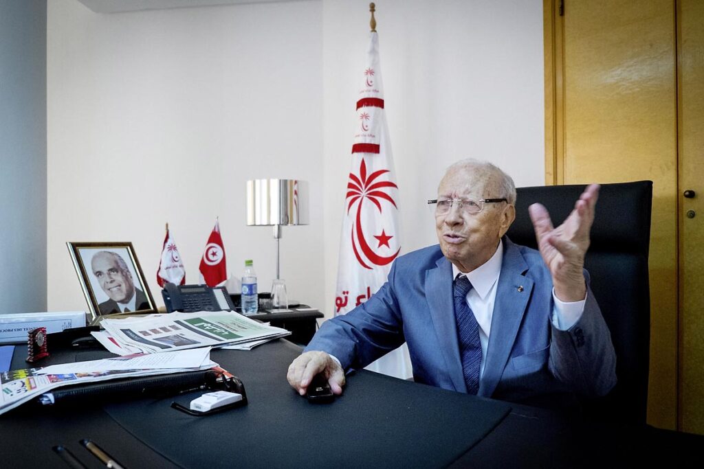 2 août 2013 : Béji caïd Essebsi, fondateur et président du principal parti d'opposition Nidaa Tounes en interview dans son bureau