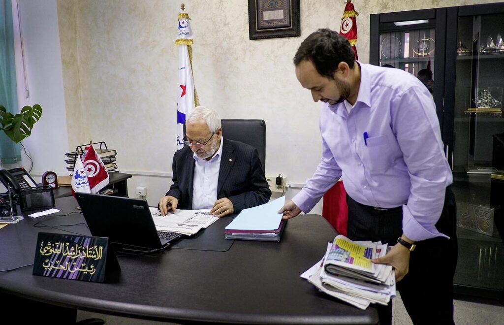 17 octobre 2012: M. Rached Ghannouchi Président du parti Ennahdha, parti au pouvoir en Tunisie dans son bureau. Ici à son bureau avec un de ses collaborateurs.