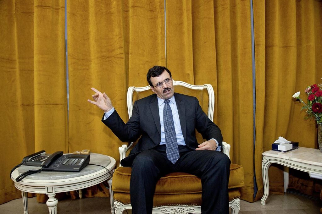 dans le bureau de Ali Larayedh, ministre de l'Interieur depuis le 23 décembre 2011 au sein du gouvernement de Hammadi Jebali suite à la victoire de Ennahdha àaux éléctions de l'Assemblée Nationale Constituante en octobre 2011. Ingénieur de la marine marchande tunisienne, Ali Larayedh est l'un des principaux dirigeants du parti islamiste Ennahda, qu'il dirige en tant que secrétaire général jusqu'à son arrestation en décembre 1990. À partir de 1981, il est sous la pression et le harcèlement policier. Condamné par le tribunal militaire à quinze ans de prison en 1992, il passe dix ans de sa peine à l'isolement.
À sa sortie de prison, on le voit intervenir dans de nombreuses émissions politiques sur des médias étrangers, notamment Al Jazeera, avec des contributions axées sur la questions des droits de l'homme.
La révolution de 2011, qui chasse le président Zine el-Abidine Ben Ali du pouvoir le 14 janvier, conduit à l'élection d'une assemblée constituante le 23 octobre puis à la formation d'un gouvernement de coalition tripartite où Ennahda domine.