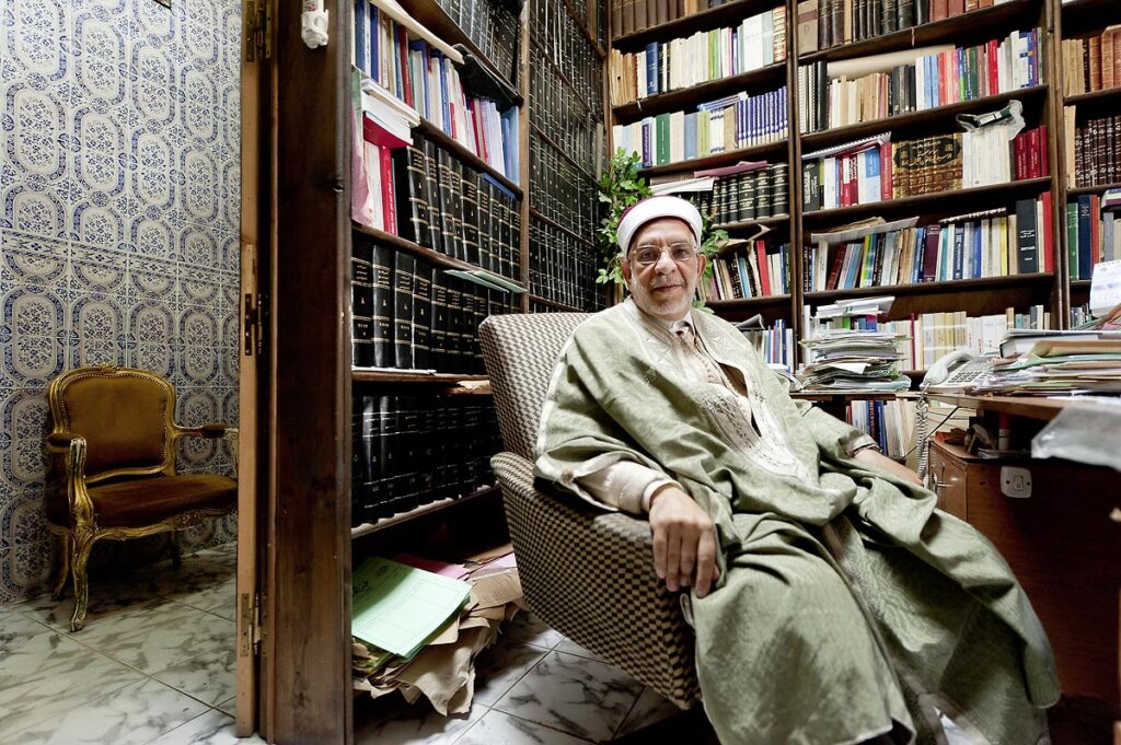 Abdelfattah Mourou, Avocat et Membre du parti Ennahdha. Fils de marchand et lointain descendant d'émigrants andalous, il fait ses études au Collège Sadiki. Il poursuit ensuite des études de droit à l'Université de Tunis et obtient une licence en droit et une autre en sciences islamiques. Très tôt, il rejoint un ordre soufiste, appelé Al-Madaniyya, créé au début du xxe siècle et appelant à l'origine au rejet de la présence étrangère en Tunisie.
Il commence ses activités islamistes dans les années 1960, en prêchant dans les lycées et les mosquées. En 1969, il fait la connaissance de Rached Ghannouchi dans une mosquée de Tunis et se met d'accord avec lui pour fonder un mouvement islamique en Tunisie. En 1973, en tentant d'organiser une assemblée d'une centaine de personnes à Sousse, Mourou, Hmida Ennaifer et Ghannouchi sont arrêtés par la police. À la suite de cet incident, il est décidé de créer une organisation clandestine (Jamâa Al-Islamiya) qui se décompose en structures régionales et nationales4. Elle est active principalement dans les mosquées et les universités et édite un journal, El Maarifa, diffusé librement dans certains kiosques et dans les librairies proches de l'organisation. Mourou devient l'un des grands prêcheurs de la capitale et le leader populaire de Jamâa Al-Islamiya. Celle-ci devient en 1981 le Mouvement de la tendance islamique (Ennahdha) dont Mourou est le numéro deux. Toutefois, le mouvement est rapidement la cible de la répression : Mourou est arrêté et passe deux ans en prison. Après l'attaque du commissariat de police de Bab Souika, en 1991, il est à nouveau détenu. Il fait l'objet, en 1992, d'une campagne de diffamation de la part du régime qui vise à le discréditer personnellement.
Après cette nouvelle détention, Mourou adopte une approche de conciliation, dénonce la violence et annonce la suspension de son appartenance au mouvement Ennahdha. Mourou cesse alors toute activité politiqu