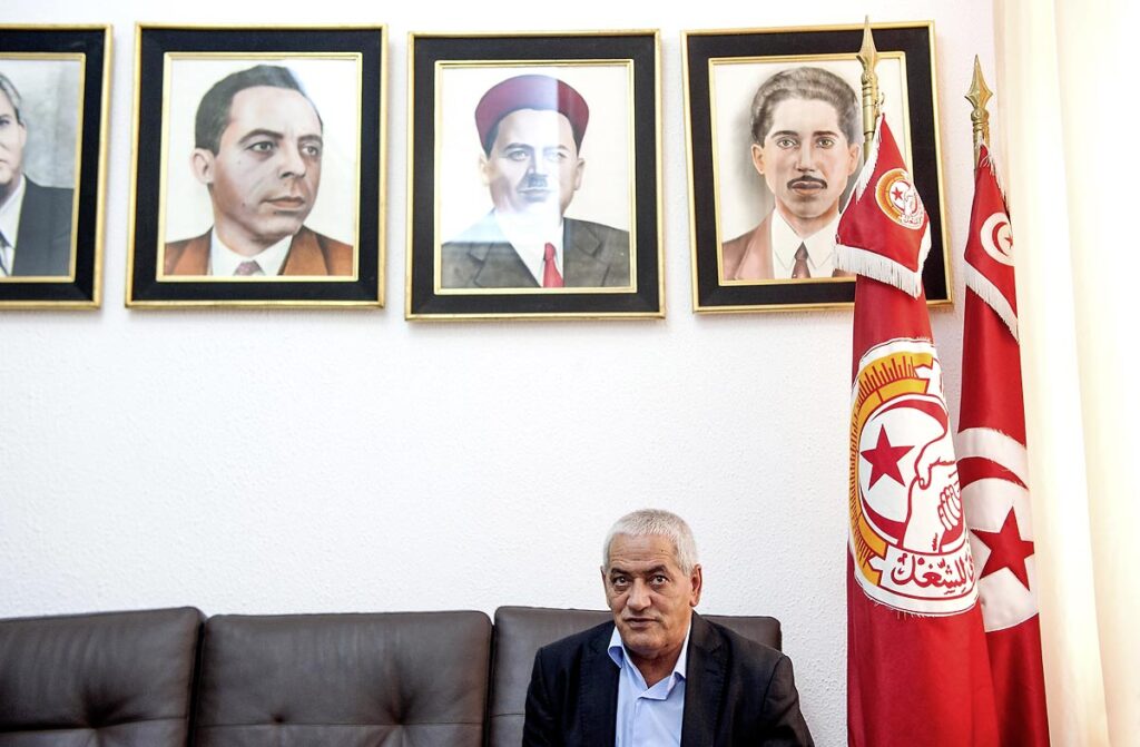 Dans le bureau de Houcine Abbassi, Secrétaire Général de l'Union Générale Tunisienne du Travail (UGTT) la première et plus importante centrale syndicale en Tunisie qui compte près de 800.000 adhérents.