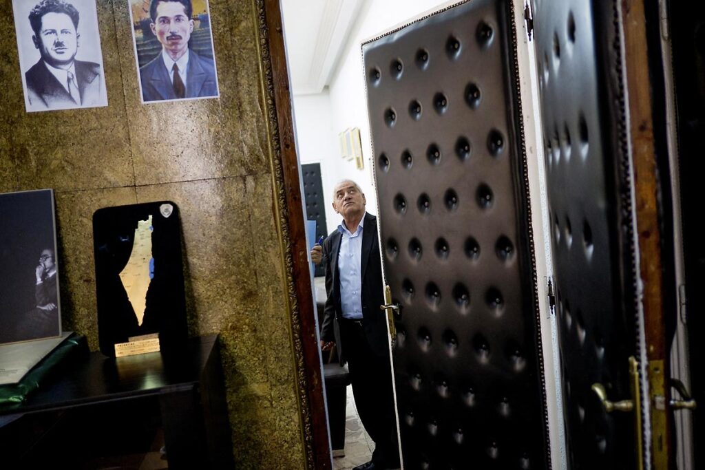Dans le bureau de Houcine Abbassi, Secrétaire Général de l'Union Générale Tunisienne du Travail (UGTT) la première et plus importante centrale syndicale en Tunisie qui compte près de 800.000 adhérents.